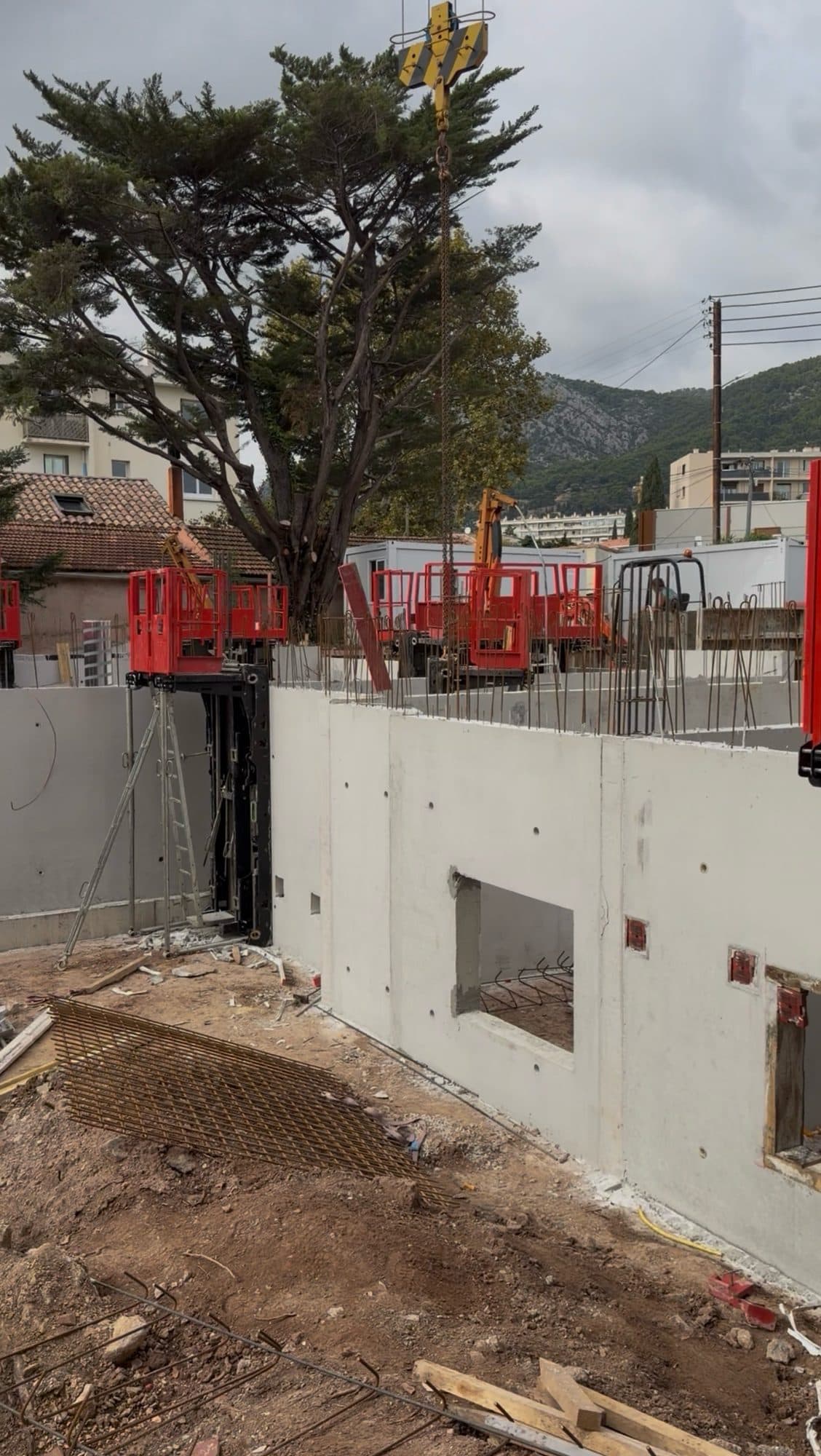 Chantier Green Park à Toulon : voiles béton du rez-de-chaussée et grue