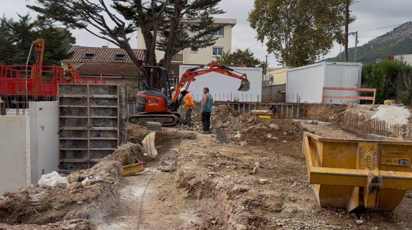 Terrassement du chantier Green Park à Toulon : pelle mécanique et compagnons au travail