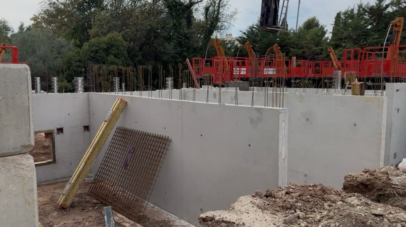 Murs de soutènement en béton et garde-corps de sécurité sur le chantier Green Park à Toulon